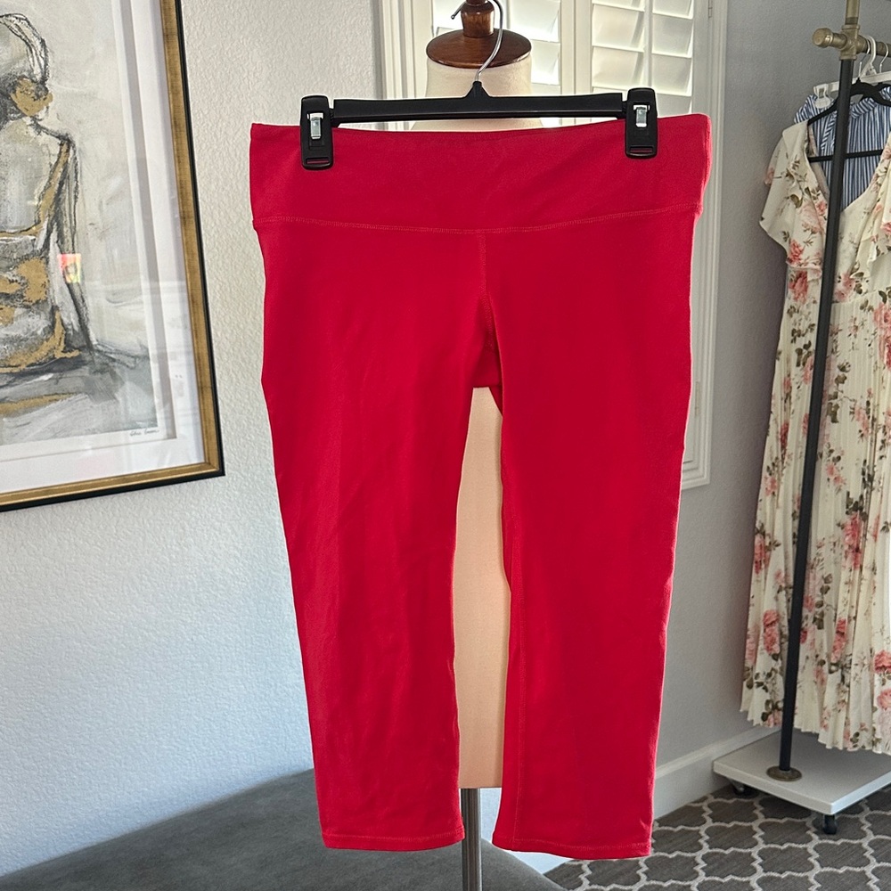 ALO Yoga Capri Leggings in Red